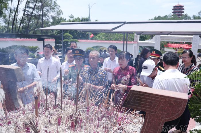 Đoàn công tác của tỉnh dâng hương tại Đài tưởng niệm 10 nữ thanh niên xung phong hy sinh tại Ngã ba Đồng Lộc.