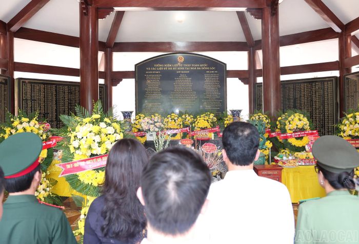 Đoàn công tác của tỉnh dâng hương tri ân các Anh hùng liệt sĩ Thanh niên xung phong tại Ngã ba Đồng Lộc.