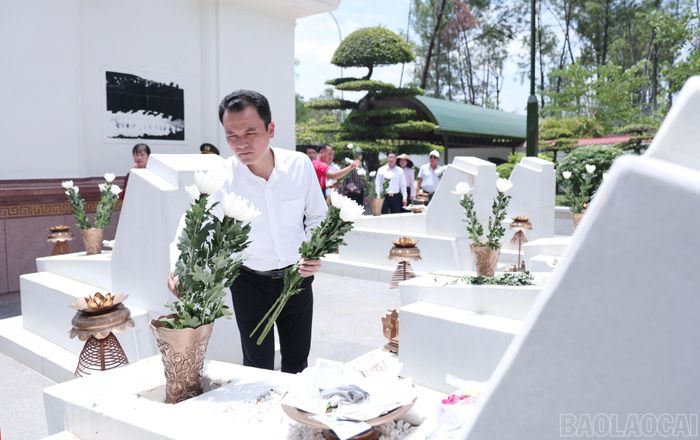 Đồng chí Phó Bí thư Tỉnh ủy Giàng Thị Dung và đồng chí Phó Chủ tịch UBND tỉnh Giàng Quốc Hưng dâng hoa tại phần mộ của 10 nữ thanh niên xung phong.