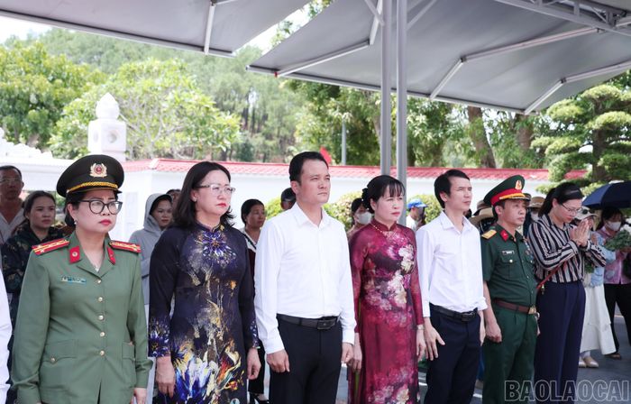Đoàn công tác của tỉnh dành phút mặc niệm 10 nữ thanh niên xung phong hy sinh tại Ngã ba Đồng Lộc.