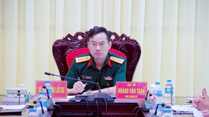 Đại tá Hoàng Văn Toàn - Phó Chính ủy Bộ Chỉ huy Quân sự tỉnh chủ trì hội nghị tại điểm cầu Bộ Chỉ huy Quân sự tỉnh.