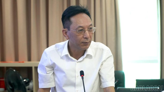 Đồng chí Nguyễn Anh Tuấn - Bí thư Đảng ủy, Giám đốc Công ty Điện lực Lào Cai báo cáo với đoàn giám sát việc thực hiện chính sách, pháp luật về điện lực và an toàn vận hành công trình năng lượng tại đơn vị.