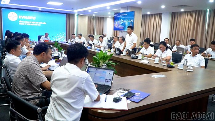 Đại diện các phòng chuyên môn của Công ty Điện lực Lào Cai tham gia làm rõ một số nội dung của đoàn giám sát.