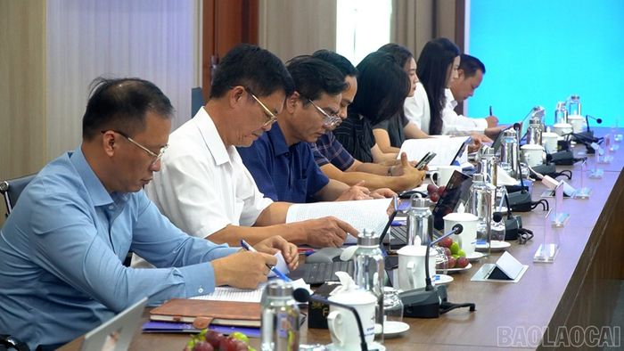 Thành viên đoàn giám sát yêu cầu đơn vị làm rõ một số nội dung theo chương trình giám sát.