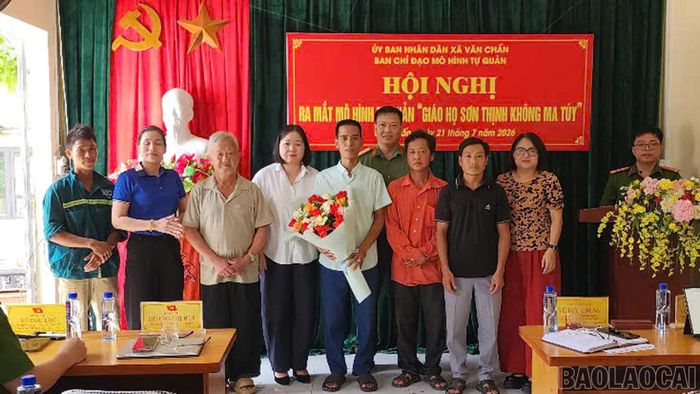 Lãnh đạo xã cùng Công an xã tặng hoa chúc mừng các thành viên mô hình "Giáo họ Sơn Thịnh không ma túy".