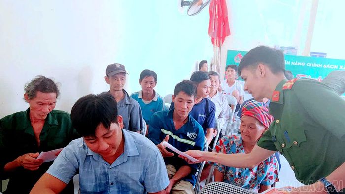 Người dân nhận bản cam kết không tham gia mua bán, tàng trữ, sử dụng trái phép chất ma túy.