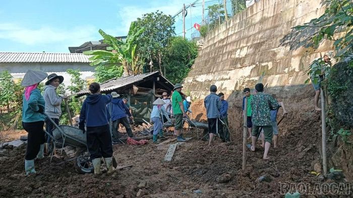 Các lực lượng hỗ trợ ngày công vận chuyển đá, san nền và xây kè chống sạt lở cho gia đình.
