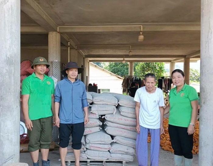 Hội Nông dân xã hỗ trợ gia đình ông Đồng Văn Tới 20 bao xi măng và 05 khối cát.