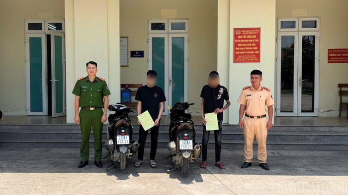L.H.H. và B.N.K. làm việc với lực lượng Cảnh sát giao thông Công an tỉnh Lào Cai sau khi được triệu tập để xác minh các hành vi vi phạm trật tự, an toàn giao thông.