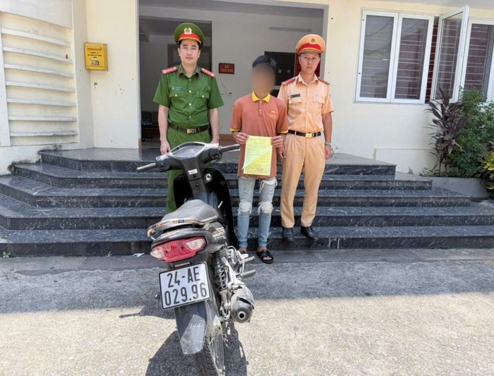 L.B.N. và Đ.V.N. (chủ phương tiện) làm việc với lực lượng cảnh sát giao thông.