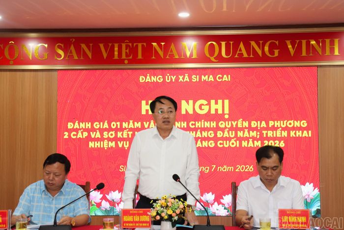 Đồng chí Hoàng Văn Dương - Bí thư Đảng ủy, Chủ tịch HĐND xã Si Ma Cai trình bày báo cáo đánh giá 01 năm vận hành chính quyền địa phương hai cấp.