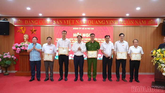 Các tập thể, cá nhân được nhận giấy khen vì có thành tích xuất sắc sau 1 năm vận hành chính quyền địa phương hai cấp.