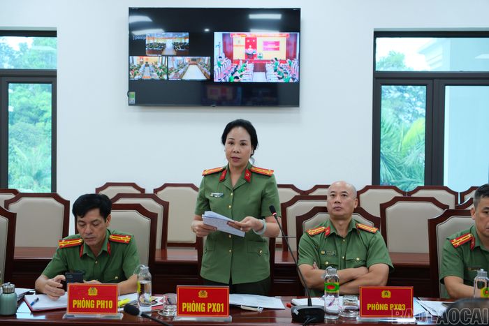 Lãnh đạo các phòng nghiệp vụ Công an tỉnh trao đổi, giải đáp những khó khăn, vướng mắc của công an cấp xã.