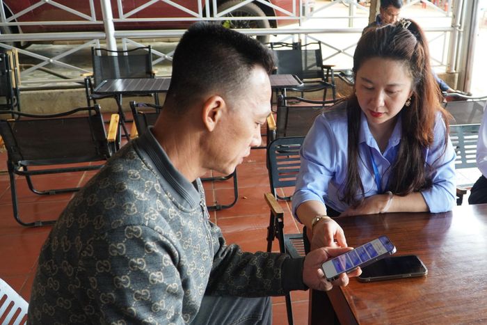 Người dân được hướng dẫn sử dụng ứng dụng đăng ký số từ xa và tư vấn trực tuyến về TTHC
