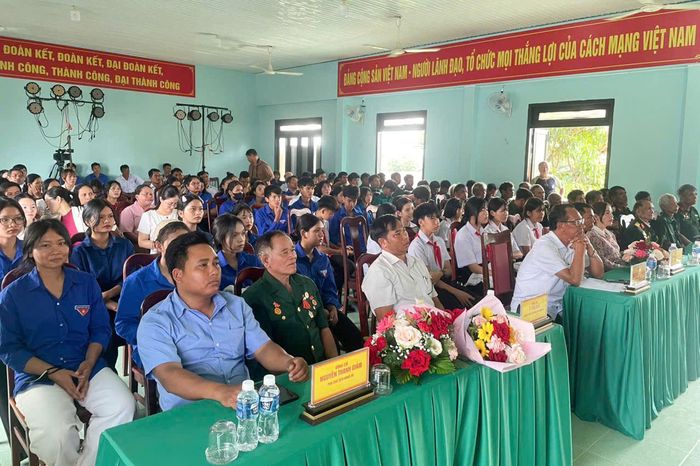 Nhân dân xã Đông Giang xem những bộ phim có ý nghĩa tại lễ khai mạc Tuần phim