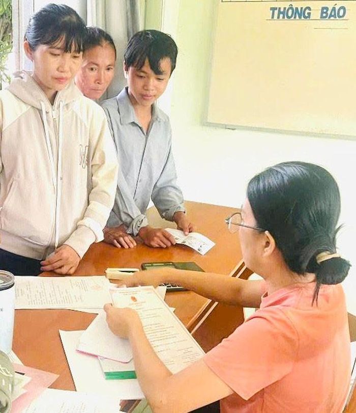 Phụ huynh, học sinh đến Trường THPT Hàm Thuận Nam làm thủ tục nhập học