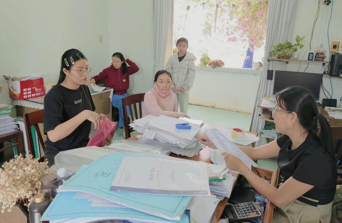 Học sinh và phụ huynh đến làm thủ tục nhập học tại Trường THPT Hàm Thuận Nam