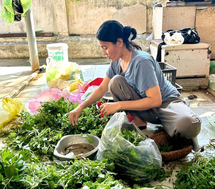 Chị Đỗ Thị Niểu là nông dân trồng rau và bán tại chợ Tam Thanh