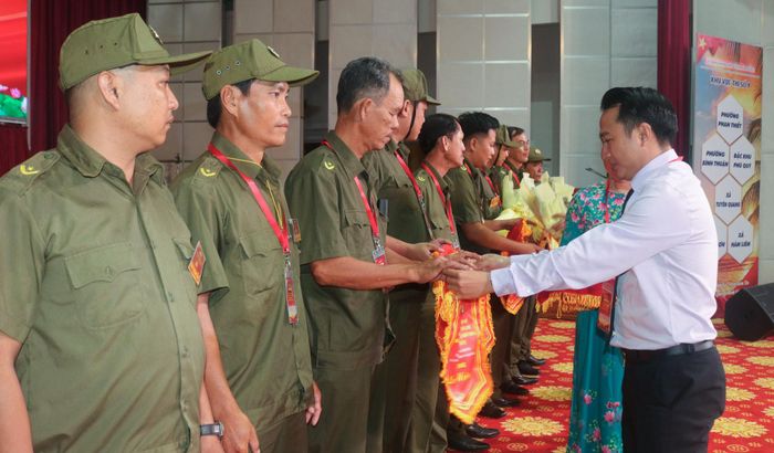 Ông Nguyễn Văn Nghị, Chủ tịch UBND phường Phú Thủy (Cụm trưởng Cụm thi số 9) trao cờ lưu niệm cho các đội thi