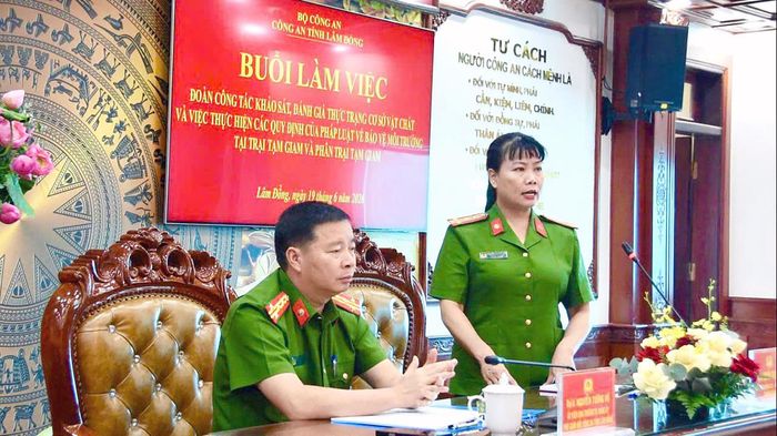 Đại tá Nguyễn Thị Quế Thu, Phó Cục trưởng Cục Cảnh sát quản lý tạm giữ, tạm giam và thi hành án hình sự tại cộng đồng phát biểu tại buổi làm việc với Công an tỉnh Lâm Đồng. Ảnh: Lê Tiến