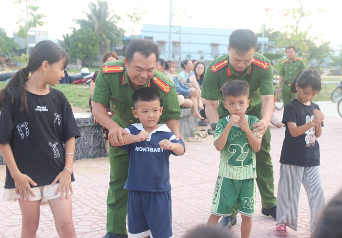 Các em được cán bộ, chiến sĩ Công an xã Tuy Phong hướng dẫn kỹ năng phòng vệ cơ bản