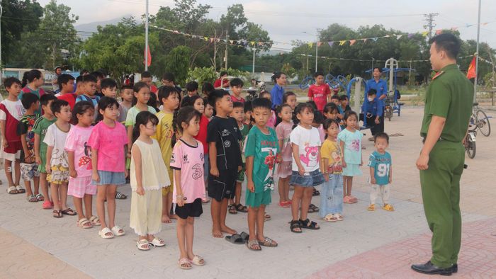Các em thiếu nhi tự giác xếp hàng ngay ngắn sau khi có tiếng còi tập trung