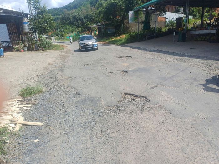 “Ổ gà, ổ voi” xuất hiện dày đặc trên quốc lộ 55