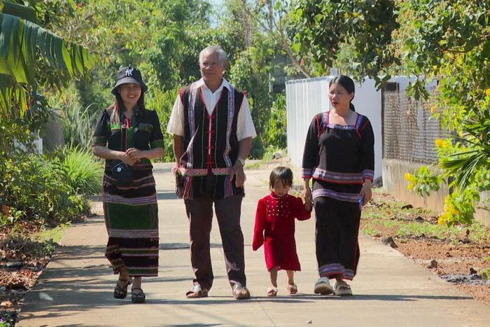 Ông Y Taih Priêng cùng gia đình luôn trân trọng và giữ gìn văn hóa dân tộc, mặc trang phục truyền thống mỗi khi có dịp