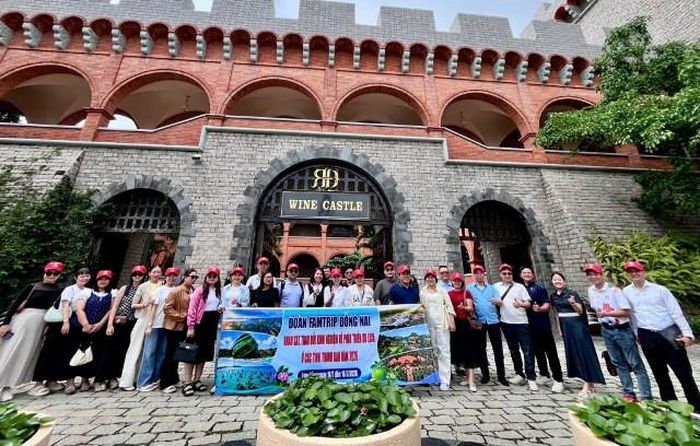 Đoàn famtrip tham quan Lâu đài Rượu vang tại Mũi Né