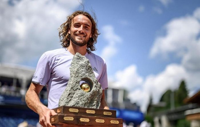Tsitsipas nâng cao chức vô địch đầu tiên trong năm nay tại Gstaad (Thụy Sĩ)