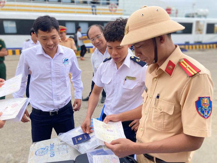 Phòng Cảnh sát giao thông, Công an tỉnh Lâm Đồng phối hợp Cảng vụ Hàng hải Bình Thuận kiểm tra, kiểm soát tàu khách tuyến Phan Thiết - Phú Quý