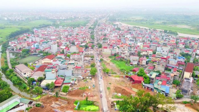 Dự án cải tạo, nâng cấp Quốc lộ 6 đoạn Hà Đông - Xuân Mai (TP. Hà Nội) là công trình trọng điểm với tổng mức đầu tư gần 9.600 tỷ đồng. Trong ảnh là khu dân cư hai bên tuyến đường qua phường Yên Nghĩa.