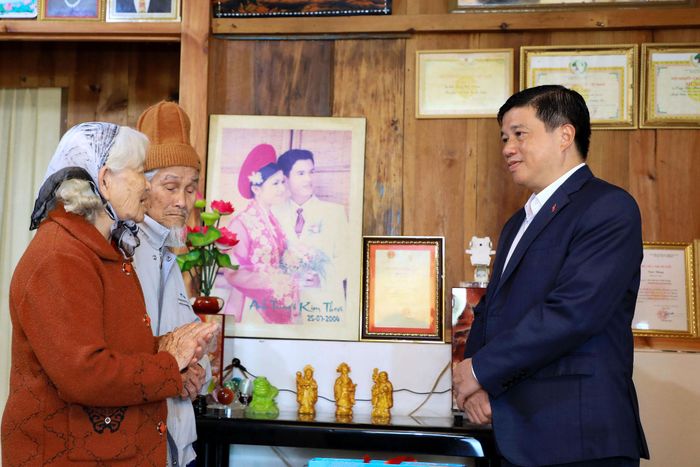 Gia đình ông Trần Thông ở phường Xuân Trường - Đà Lạt xúc động trước lời thăm hỏi, động viên của Ủy viên Ban Chấp hành Trung ương Đảng, Bí thư Tỉnh ủy, Trưởng Đoàn ĐBQH tỉnh Lâm Đồng Y Thanh Hà Niê Kđăm (Ảnh: Lê Phước)