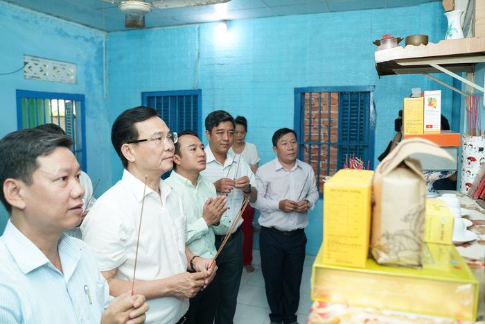 Ủy viên Ban Chấp hành Trung ương Đảng, Phó Bí thư Tỉnh ủy, Chủ tịch UBND tỉnh Lâm Đồng Hồ Văn Mười cùng đoàn công tác thắp nhang tri ân các liệt sĩ tại nhà Mẹ Việt Nam Anh hùng Nguyễn Thị Sử, phường Phú Thủy (Ảnh: Hữu Phúc)