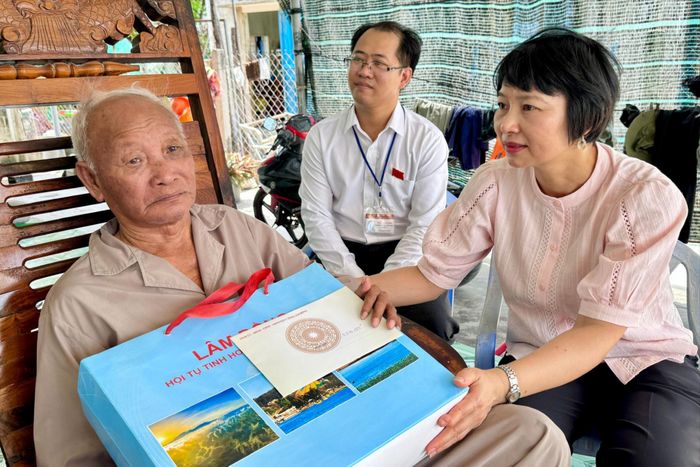 Đồng chí Phạm Thị Phúc, Phó Bí thư Tỉnh ủy, Chủ tịch Ủy ban MTTQ Việt Nam tỉnh Lâm Đồng thăm bệnh binh Lê Tiền Phương (xã Vĩnh Hảo) (Ảnh: Hà Giang - Ngọc Bảo)