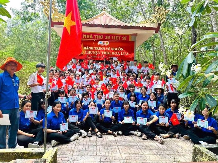 Thế hệ trẻ tìm hiểu lịch sử qua các chương trình “Về nguồn” nhiều cảm xúc. Ở đó, các em dâng hương, lắng nghe ký ức lịch sử, sự hi sinh của các Anh hùng liệt sĩ (Ảnh: Thanh Thủy)