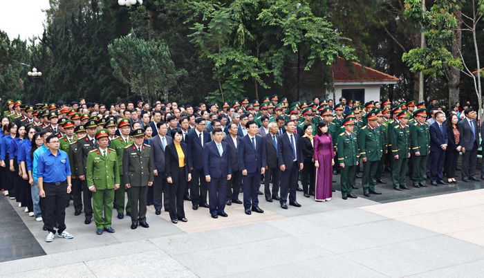 Lãnh đạo Tỉnh ủy, HĐND, UBND, Ủy ban MTTQ Việt Nam tỉnh Lâm Đồng và các sở, ngành, địa phương dự Lễ dâng hoa, dâng hương tưởng niệm, tri ân các Anh hùng liệt sĩ, thể hiện truyền thống tốt đẹp, đạo lý "Uống nước nhớ nguồn" của dân tộc ta