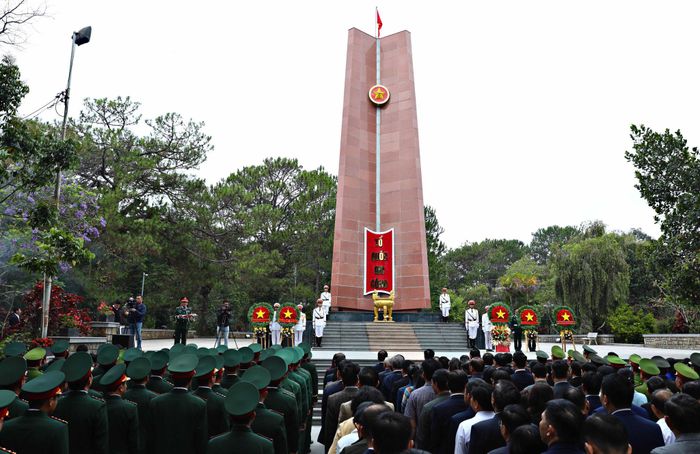 Cùng cả nước, hoạt động viếng nghĩa trang liệt sĩ trong Tháng Tri ân (tháng 7) là nét đẹp truyền thống “Uống nước nhớ nguồn” của Đảng bộ, chính quyền và Nhân dân tỉnh Lâm Đồng