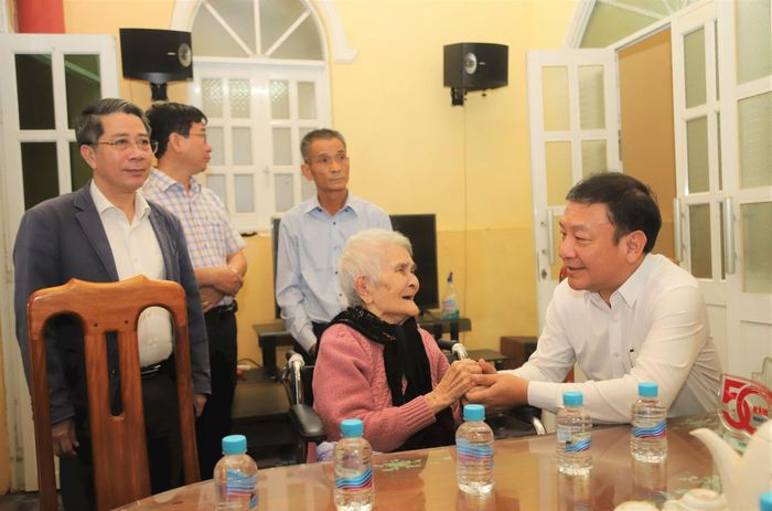 Phó Bí thư Tỉnh ủy Lâm Đồng Bùi Thắng cùng đoàn công tác đến thăm, tặng quà Mẹ Việt Nam Anh hùng Nguyễn Thị Huệ, tại Phường 1 Bảo Lộc