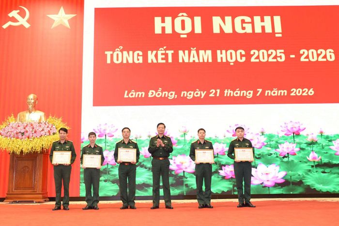 Trung tướng Trần Danh Khải, Chính ủy Học viện Lục quân trao Bằng khen cho các tập thể, cá nhân