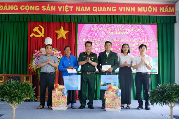Thiếu tướng Đinh Hồng Tiếng, Ủy viên Ban Thường vụ Tỉnh ủy, Chỉ huy trưởng Bộ CHQS tỉnh và lãnh đạo xã Tà Năng tặng quà cho các gia đình chính sách, người có công với cách mạng