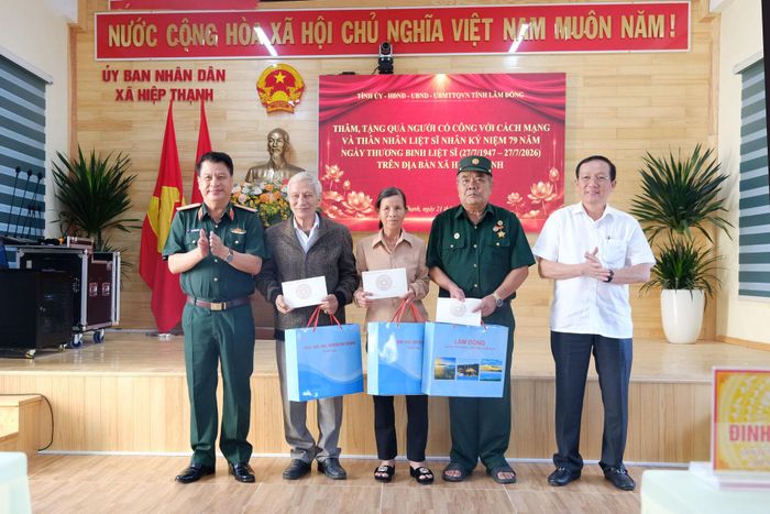 Thiếu tướng Đinh Hồng Tiếng, Ủy viên Ban Thường vụ Tỉnh ủy, Chỉ huy trưởng Bộ CHQS tỉnh và lãnh đạo xã Hiệp Thạnh tặng quà cho các gia đình chính sách, người có công với cách mạng