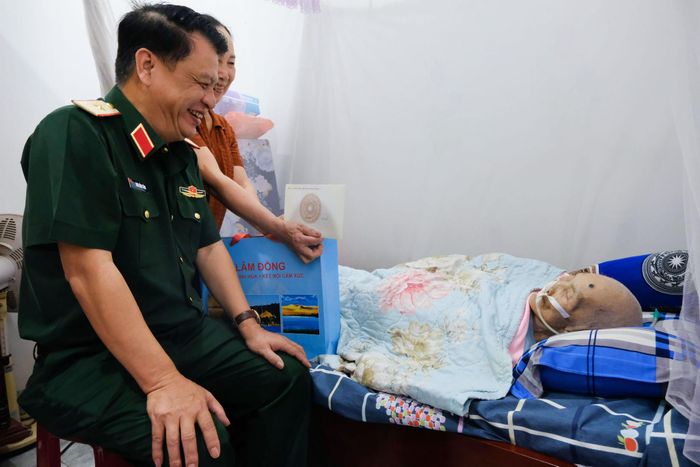 Thiếu tướng Đinh Hồng Tiếng, Ủy viên Ban Thường vụ Tỉnh ủy, Chỉ huy trưởng Bộ CHQS tỉnh thăm hỏi, tặng quà Mẹ Việt Nam Anh hùng Thái Thị Tương