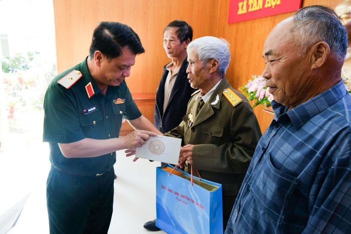 Thiếu tướng Đinh Hồng Tiếng, Ủy viên Ban Thường vụ Tỉnh ủy, Chỉ huy trưởng Bộ CHQS tỉnh tặng quà các gia đình chính sách, người có công với cách mạng trên địa bàn xã Tân Hội