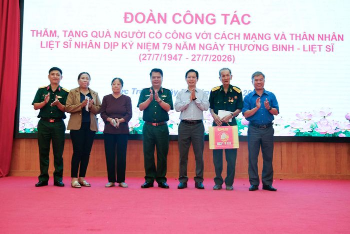 Thiếu tướng Đinh Hồng Tiếng, Ủy viên Ban Thường vụ Tỉnh ủy, Chỉ huy trưởng Bộ CHQS tỉnh và lãnh đạo xã Đức Trọng tặng quà cho các gia đình chính sách, người có công với cách mạng