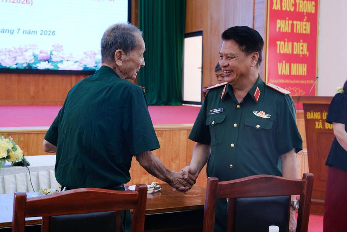 Thiếu tướng Đinh Hồng Tiếng, Ủy viên Ban Thường vụ Tỉnh ủy, Chỉ huy trưởng Bộ CHQS tỉnh ân cần thăm hỏi tình hình sức khỏe của các cựu chiến binh