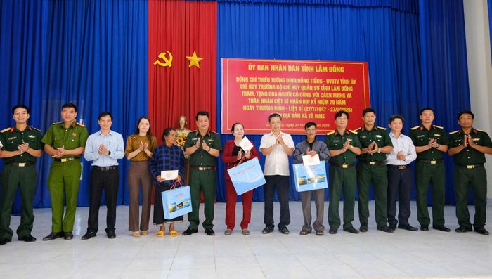 Thiếu tướng Đinh Hồng Tiếng, Ủy viên Ban Thường vụ Tỉnh ủy, Chỉ huy trưởng Bộ CHQS tỉnh và lãnh đạo xã Tà Hine tặng quà cho các gia đình chính sách, người có công với cách mạng