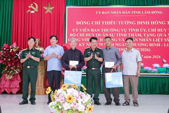 Thiếu tướng Đinh Hồng Tiếng, Ủy viên Ban Thường vụ Tỉnh ủy, Chỉ huy trưởng Bộ CHQS tỉnh và lãnh đạo xã Ninh Gia tặng quà cho các gia đình chính sách, người có công với cách mạng