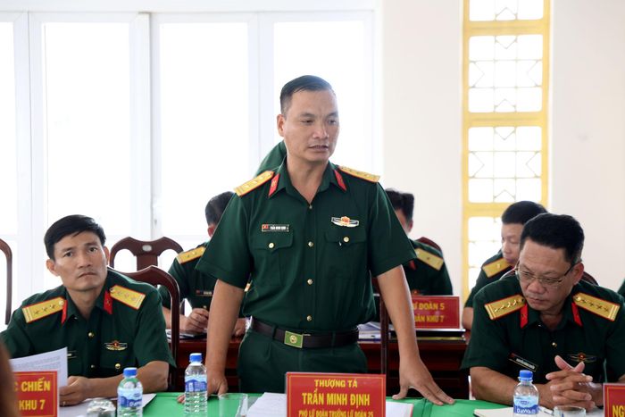 Thượng tá Trần Minh Định (Lữ đoàn 25) thống nhất phương án bố trí lực lượng hỗ trợ