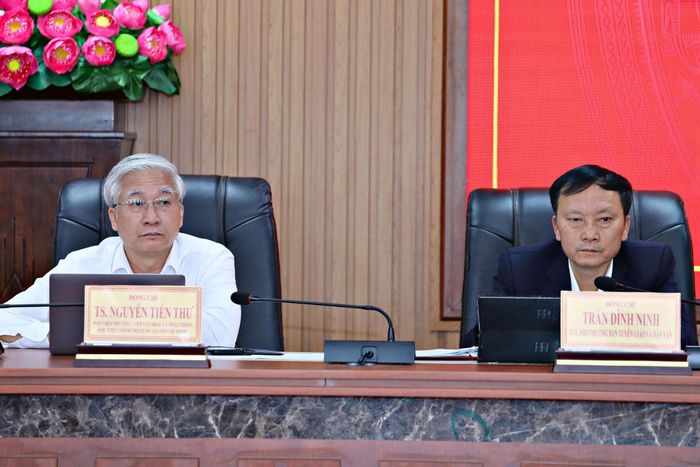 TS Nguyễn Tiến Thư, Phó Viện trưởng Viện Văn hóa và Phát triển và đồng chí Trần Đình Ninh, Tỉnh ủy viên, Phó Trưởng Ban Tuyên giáo và Dân vận Tỉnh ủy Lâm Đồng đồng chủ trì